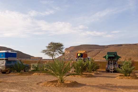 Camp in der Kasbah inmitten der Steinwüste