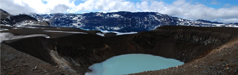 In der Asja Caldera mit Blick auf den Höllenkrater Viti